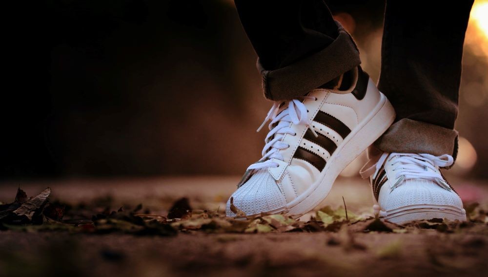 białe adidas superstar