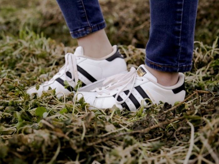 białe kobiece adidas superstar na trawie